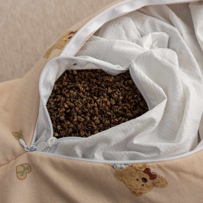 91家纺网 家纺一手货源 找家纺 萌番宝 2025新款小清新全棉纯棉兔耳全荞麦皮壳枕头护颈椎助睡眠硬枕头枕芯 双层纱荞麦枕—巧克力熊 50x18x10cm/只