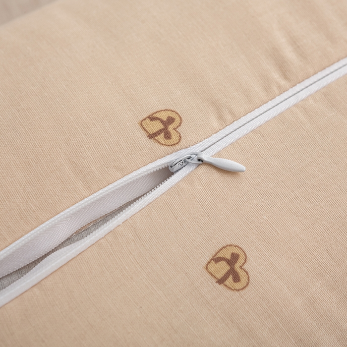 91家纺网 家纺一手货源 找家纺 萌番宝 2025新款小清新全棉纯棉兔耳全荞麦皮壳枕头护颈椎助睡眠硬枕头枕芯 双层纱荞麦枕—巧克力熊 50x18x10cm/只