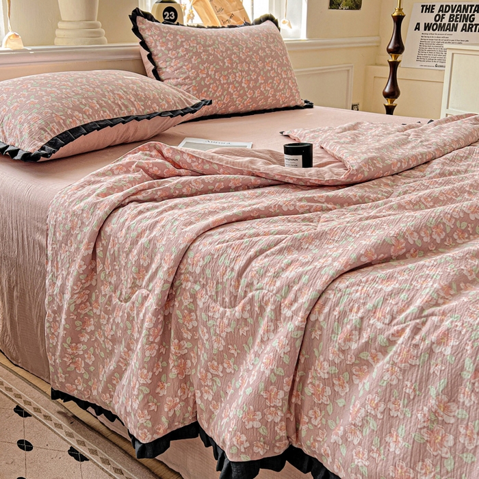 91家纺网 家纺一手货源 找家纺 仟网汇2025新款赫本风花边夏被空调被 春风里红