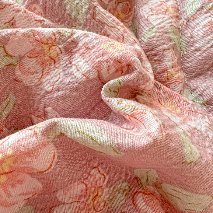 91家纺网 家纺一手货源 找家纺 仟网汇2025新款赫本风花边夏被空调被 春风里红