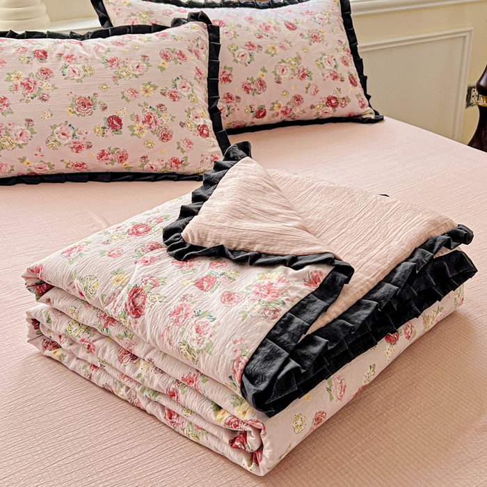 91家纺网 家纺一手货源 找家纺 仟网汇2025新款赫本风花边夏被空调被 玫瑰花园粉