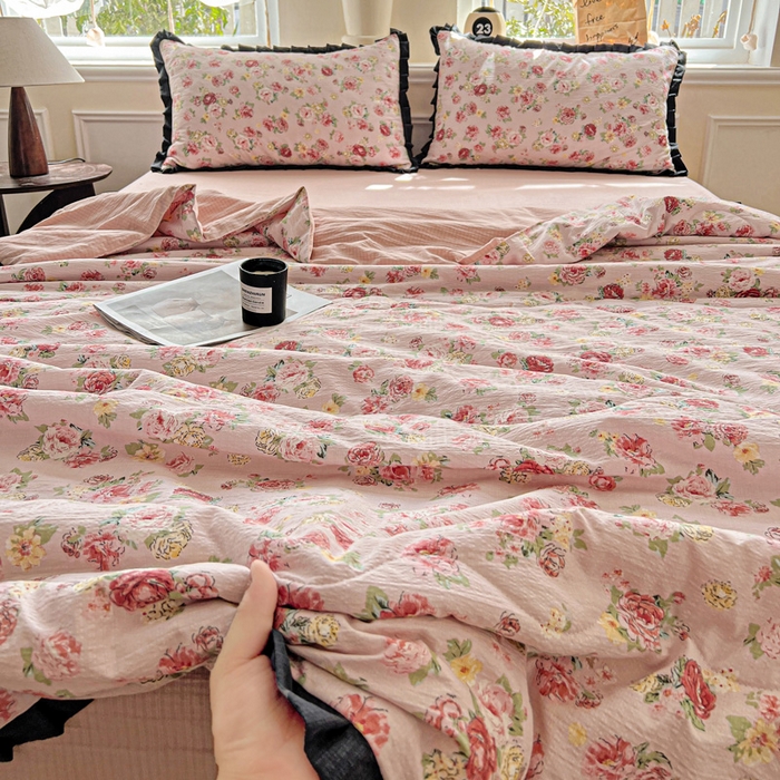 91家纺网 家纺一手货源 找家纺 仟网汇2025新款赫本风花边夏被空调被 玫瑰花园粉