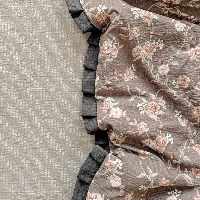 91家纺网 家纺一手货源 找家纺 仟网汇2025新款赫本风花边夏被空调被 塞纳河畔