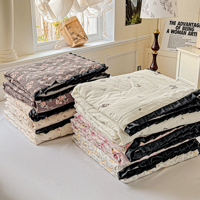 91家纺网 家纺一手货源 找家纺 仟网汇2025新款赫本风花边夏被空调被 组合叠拍图（仅供参考）