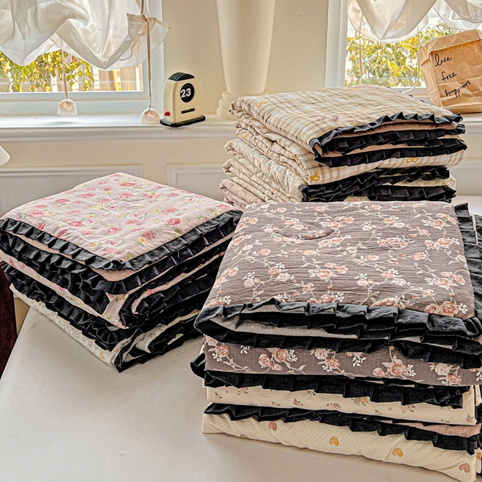 91家纺网 家纺一手货源 找家纺 仟网汇2025新款赫本风花边夏被空调被 组合叠拍图（仅供参考）