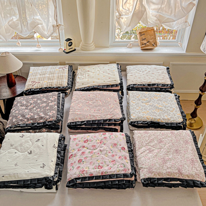 91家纺网 家纺一手货源 找家纺 仟网汇2025新款赫本风花边夏被空调被 组合叠拍图（仅供参考）