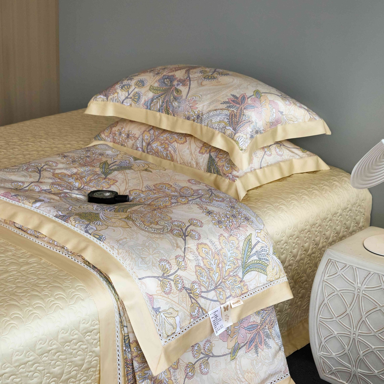 91家纺网 家纺一手货源 找家纺 榻尚家居 2025新款天丝床盖夏被夏凉被空调被四件套-佩利兹 佩利兹床盖夏被四件套-香槟