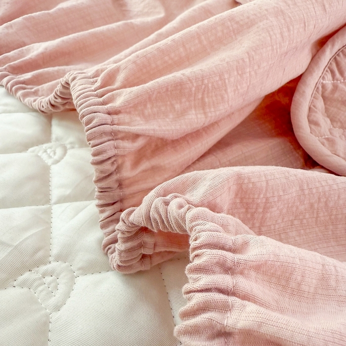 91家纺网 家纺一手货源 找家纺 仟网汇2025新款新款皱皱纱夹棉床笠 粉色