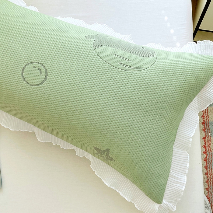 91家纺网 家纺一手货源 找家纺 雨彤家纺 2025新款冰豆豆蕾丝花边双人长枕套单品枕套枕套单件 小鲸鱼-橄榄绿