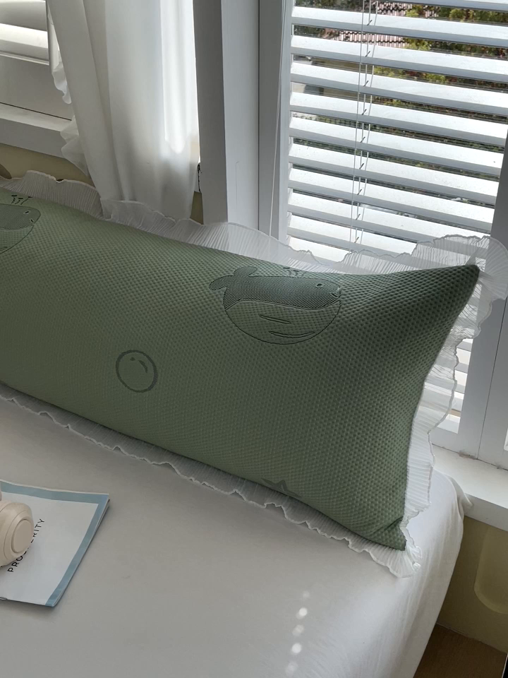 91家纺网 家纺一手货源 找家纺 雨彤家纺 2025新款冰豆豆蕾丝花边双人长枕套单品枕套枕套单件 小鲸鱼-橄榄绿