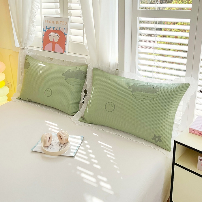 91家纺网 家纺一手货源 找家纺 雨彤家纺 2025新款冰豆豆蕾丝花边单人枕套单品枕套枕套单件 小鲸鱼-橄榄绿