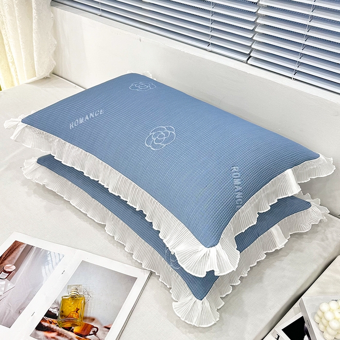 91家纺网 家纺一手货源 找家纺 雨彤家纺 2025新款冰豆豆蕾丝花边单人枕套单品枕套枕套单件 山茶花-湖蓝