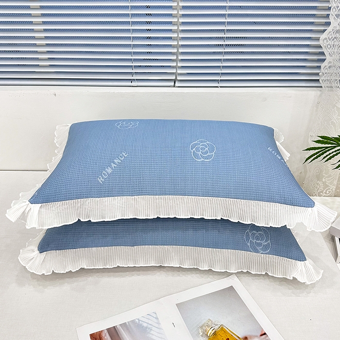 91家纺网 家纺一手货源 找家纺 雨彤家纺 2025新款冰豆豆蕾丝花边单人枕套单品枕套枕套单件 山茶花-湖蓝