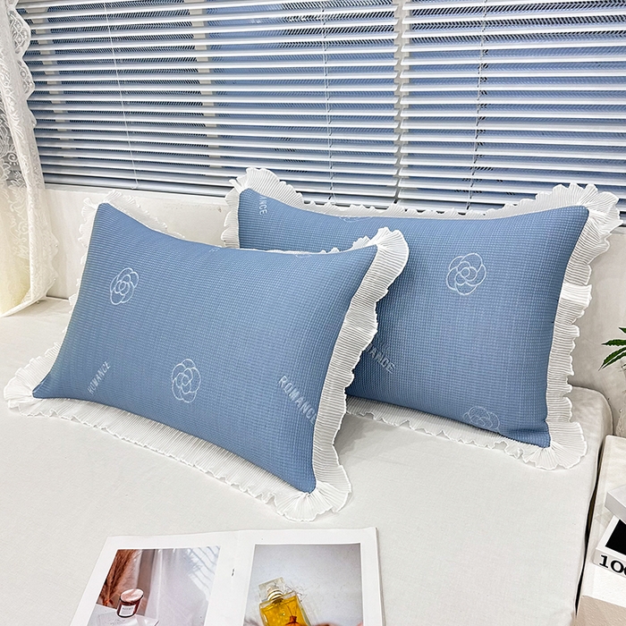 91家纺网 家纺一手货源 找家纺 雨彤家纺 2025新款冰豆豆蕾丝花边单人枕套单品枕套枕套单件 山茶花-湖蓝