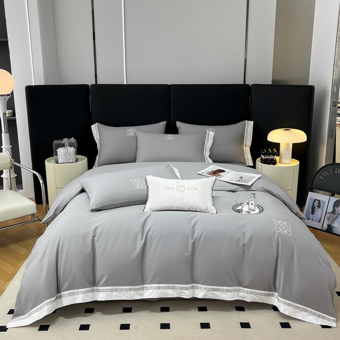 91家纺网 家纺一手货源 找家纺 梧桐家居 2025春夏新款全棉13374跑量罗伊儿四件套（退货不退礼盒） 罗伊儿-深灰