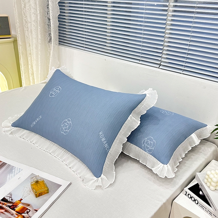 91家纺网 家纺一手货源 找家纺 雨彤家纺 2025新款冰豆豆蕾丝花边单人枕套单品枕套枕套单件 山茶花-湖蓝