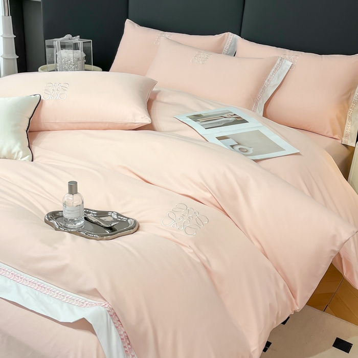 91家纺网 家纺一手货源 找家纺 梧桐家居 2025春夏新款全棉13374跑量罗伊儿四件套（退货不退礼盒） 罗伊儿-浅粉