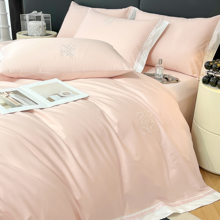 91家纺网 家纺一手货源 找家纺 梧桐家居 2025春夏新款全棉13374跑量罗伊儿四件套（退货不退礼盒） 罗伊儿-浅粉