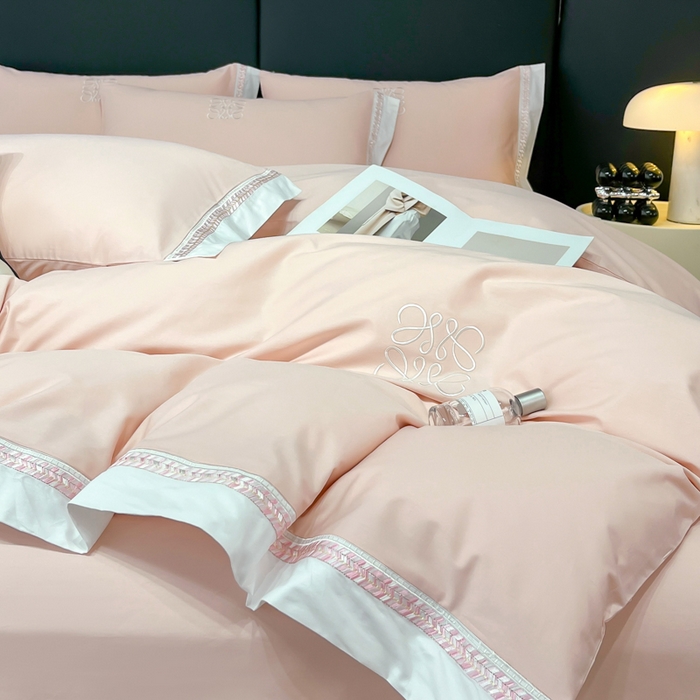 91家纺网 家纺一手货源 找家纺 梧桐家居 2025春夏新款全棉13374跑量罗伊儿四件套（退货不退礼盒） 罗伊儿-浅粉