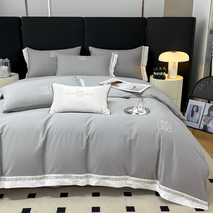 91家纺网 家纺一手货源 找家纺 梧桐家居 2025春夏新款全棉13374跑量罗伊儿四件套（退货不退礼盒） 罗伊儿-深灰