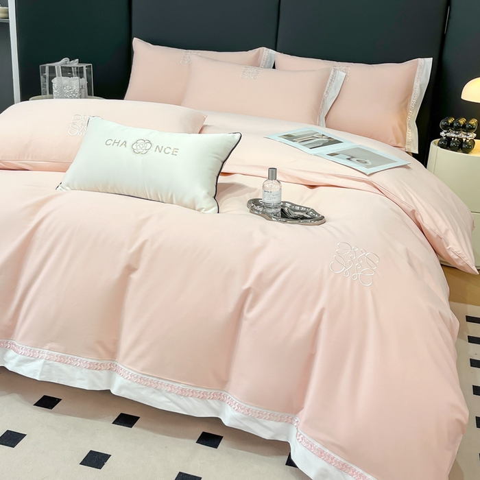 91家纺网 家纺一手货源 找家纺 梧桐家居 2025春夏新款全棉13374跑量罗伊儿四件套（退货不退礼盒） 罗伊儿-浅粉