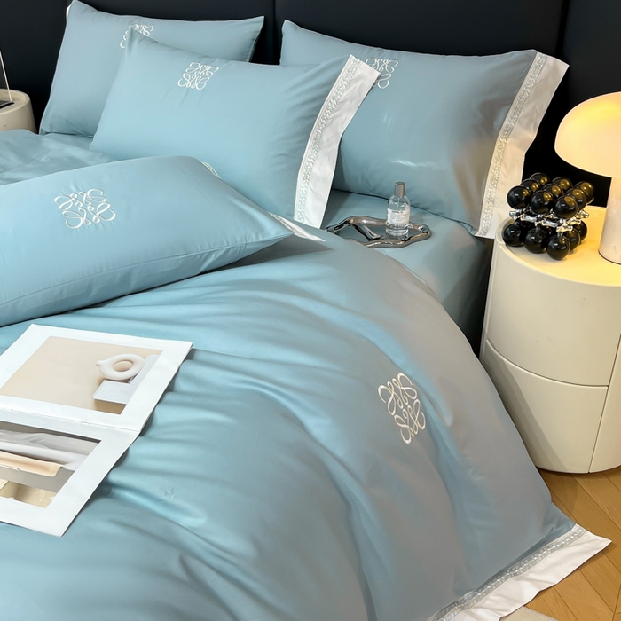 91家纺网 家纺一手货源 找家纺 梧桐家居 2025春夏新款全棉13374跑量罗伊儿四件套（退货不退礼盒） 罗伊儿-飘蓝