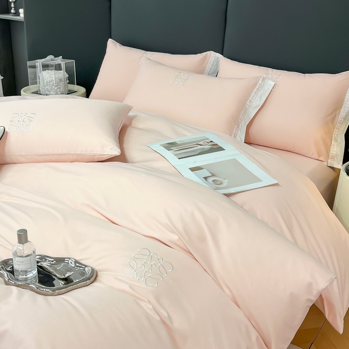 91家纺网 家纺一手货源 找家纺 梧桐家居 2025春夏新款全棉13374跑量罗伊儿四件套（退货不退礼盒） 罗伊儿-浅粉
