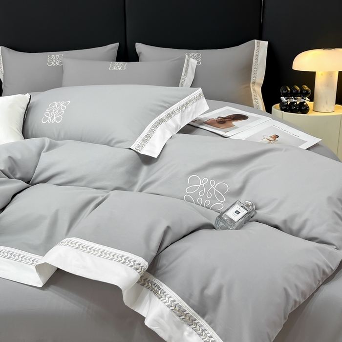 91家纺网 家纺一手货源 找家纺 梧桐家居 2025春夏新款全棉13374跑量罗伊儿四件套（退货不退礼盒） 罗伊儿-深灰