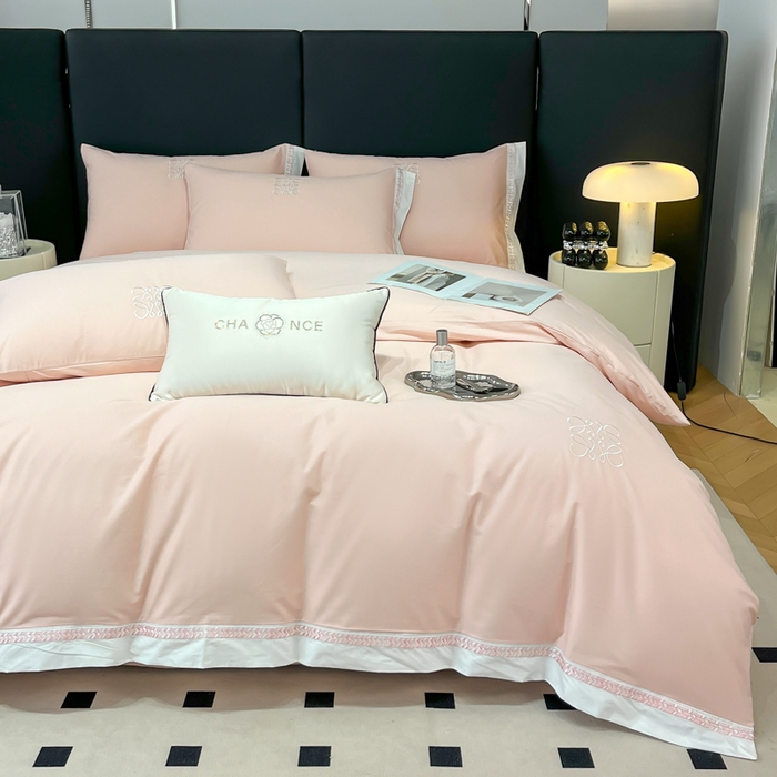 91家纺网 家纺一手货源 找家纺 梧桐家居 2025春夏新款全棉13374跑量罗伊儿四件套（退货不退礼盒） 罗伊儿-浅粉