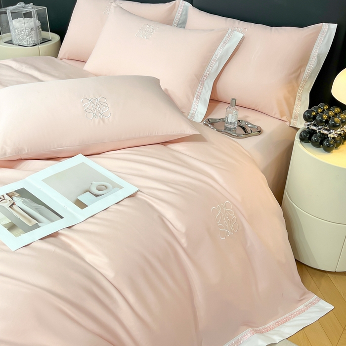 91家纺网 家纺一手货源 找家纺 梧桐家居 2025春夏新款全棉13374跑量罗伊儿四件套（退货不退礼盒） 罗伊儿-浅粉