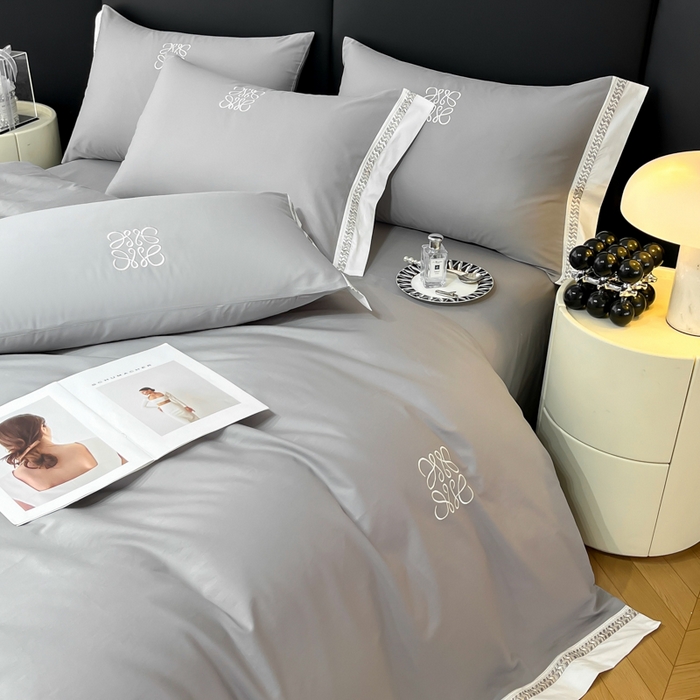 91家纺网 家纺一手货源 找家纺 梧桐家居 2025春夏新款全棉13374跑量罗伊儿四件套（退货不退礼盒） 罗伊儿-深灰