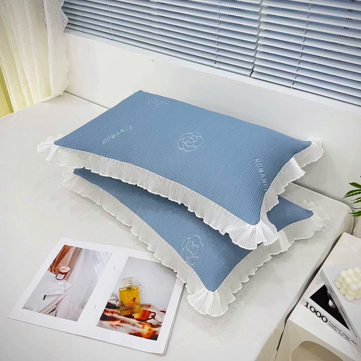 91家纺网 家纺一手货源 找家纺 雨彤家纺 2025新款冰豆豆蕾丝花边单人枕套单品枕套枕套单件 山茶花-湖蓝