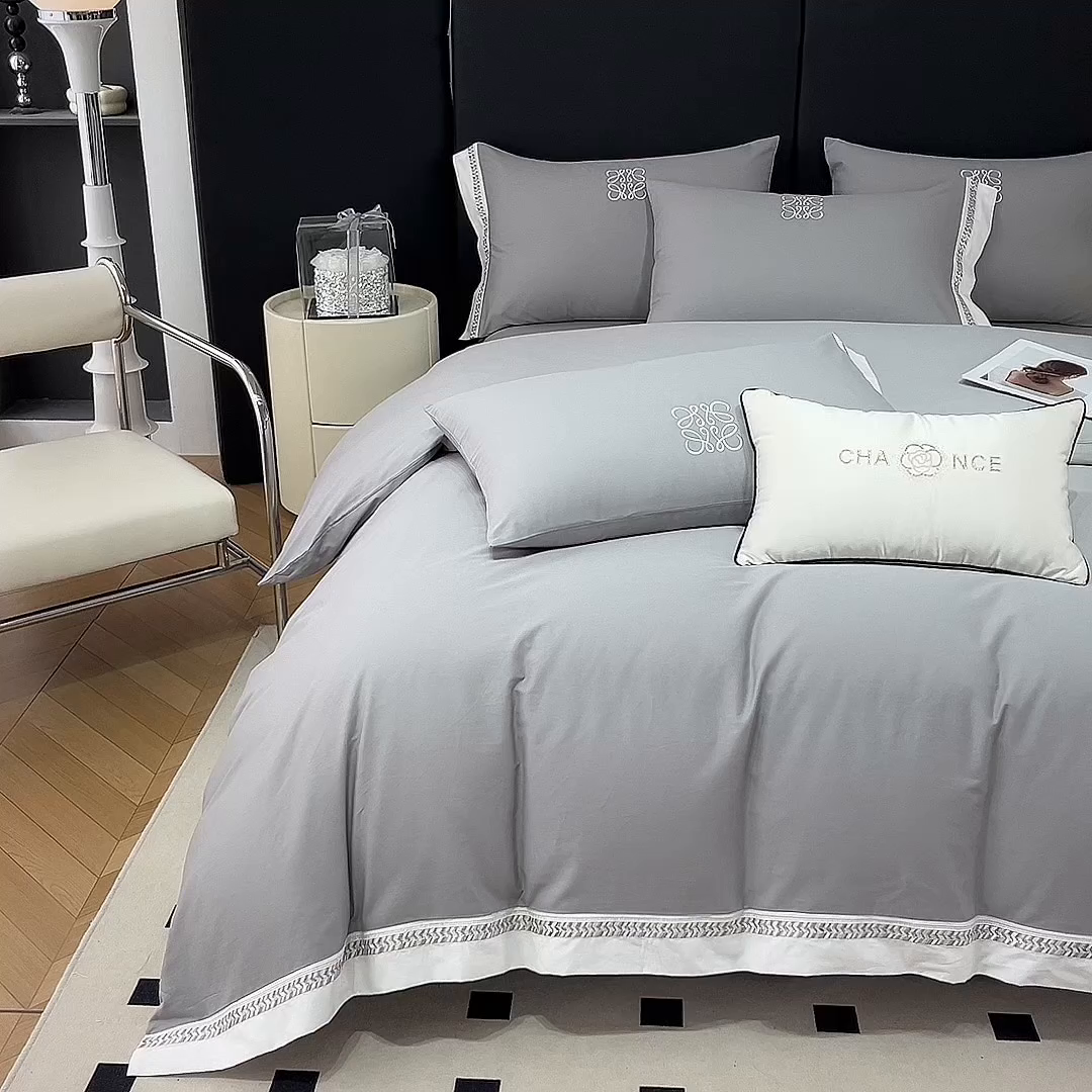 91家纺网 家纺一手货源 找家纺 梧桐家居 2025春夏新款全棉13374跑量罗伊儿四件套（退货不退礼盒） 罗伊儿-深灰