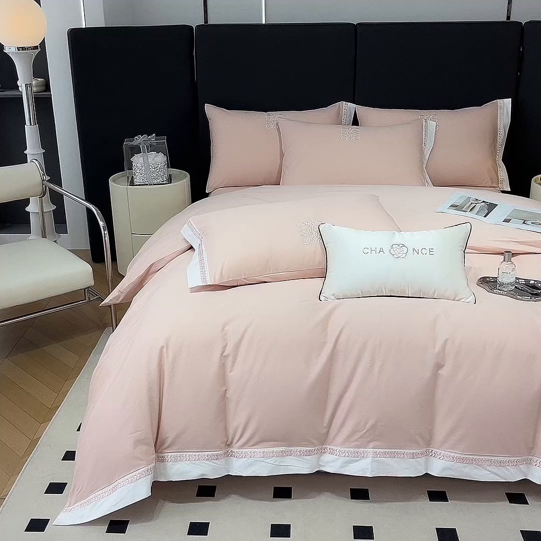 91家纺网 家纺一手货源 找家纺 梧桐家居 2025春夏新款全棉13374跑量罗伊儿四件套（退货不退礼盒） 罗伊儿-浅粉