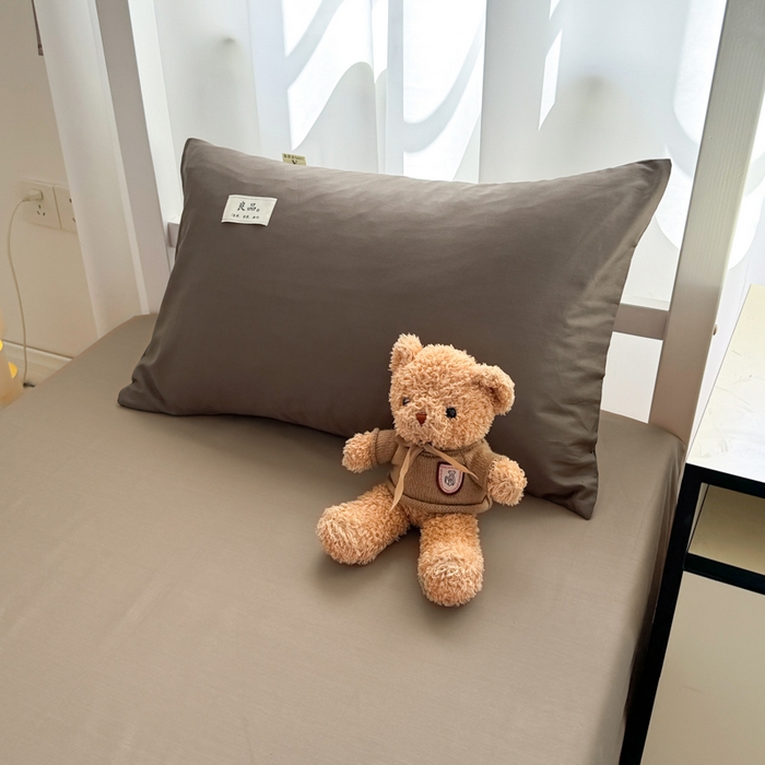 91家纺网 家纺一手货源 找家纺 眠博士 2025新款全棉纯棉40支双拼纯色四件套-学生款 全棉拼色-春泥+卡其