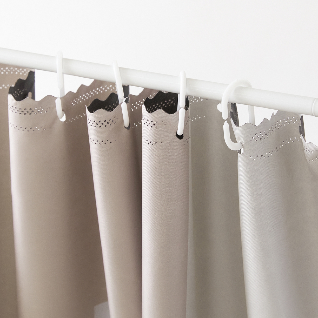 91家纺网 家纺一手货源 找家纺 博诺蚊帐 2025新款99%五面遮光加厚涂层遮光大版数码印花带靠墙帘卡通学生蚊帐 小熊懒洋洋