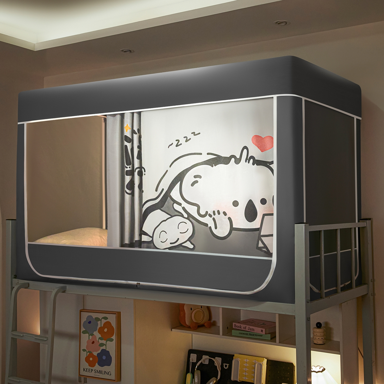 91家纺网 家纺一手货源 找家纺 博诺蚊帐 2025新款99%五面遮光加厚涂层遮光大版数码印花带靠墙帘卡通学生蚊帐 发呆呆考拉