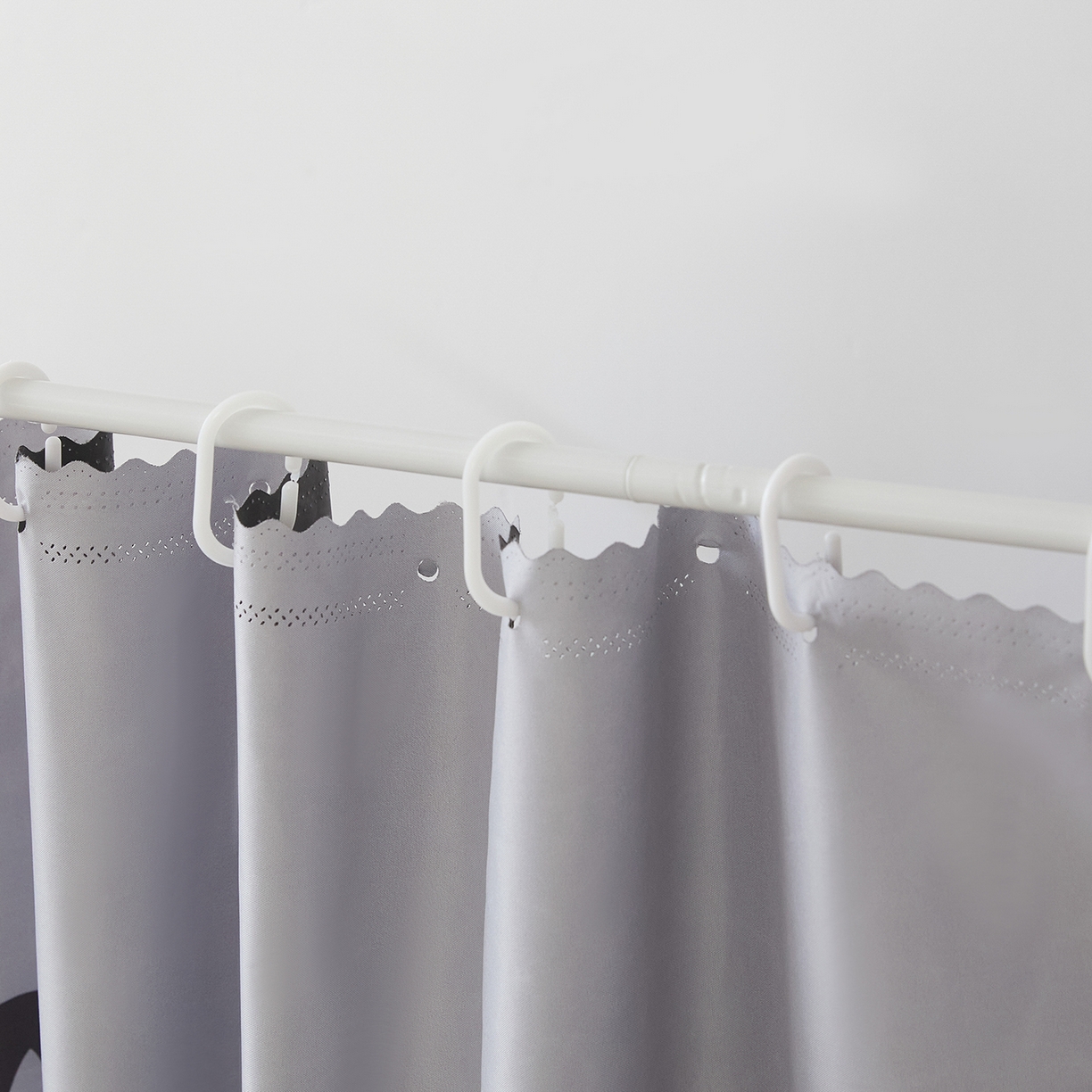 91家纺网 家纺一手货源 找家纺 博诺蚊帐 2025新款99%五面遮光加厚涂层遮光大版数码印花带靠墙帘卡通学生蚊帐 俏皮猫咪