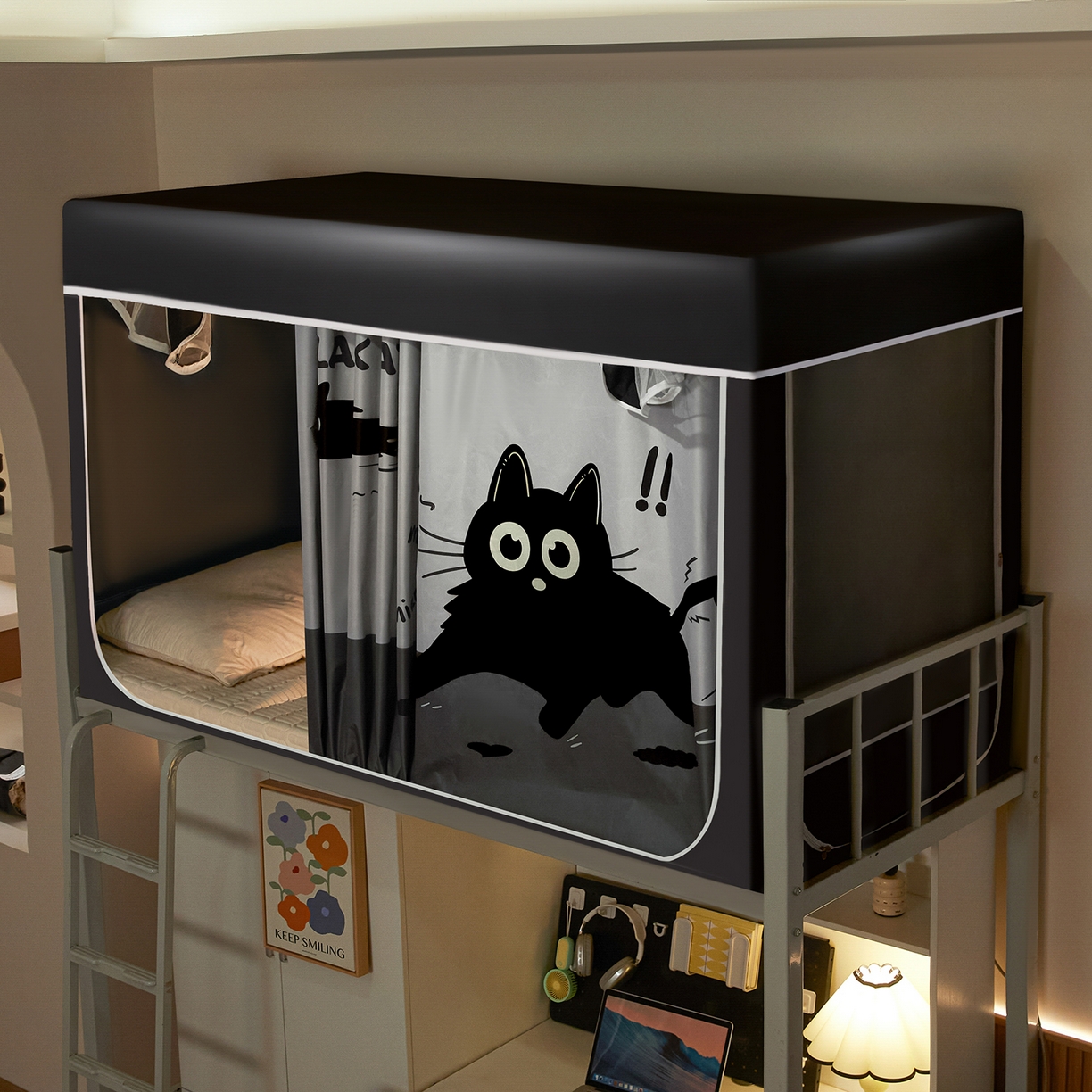 91家纺网 家纺一手货源 找家纺 博诺蚊帐 2025新款99%五面遮光加厚涂层遮光大版数码印花带靠墙帘卡通学生蚊帐 俏皮猫咪