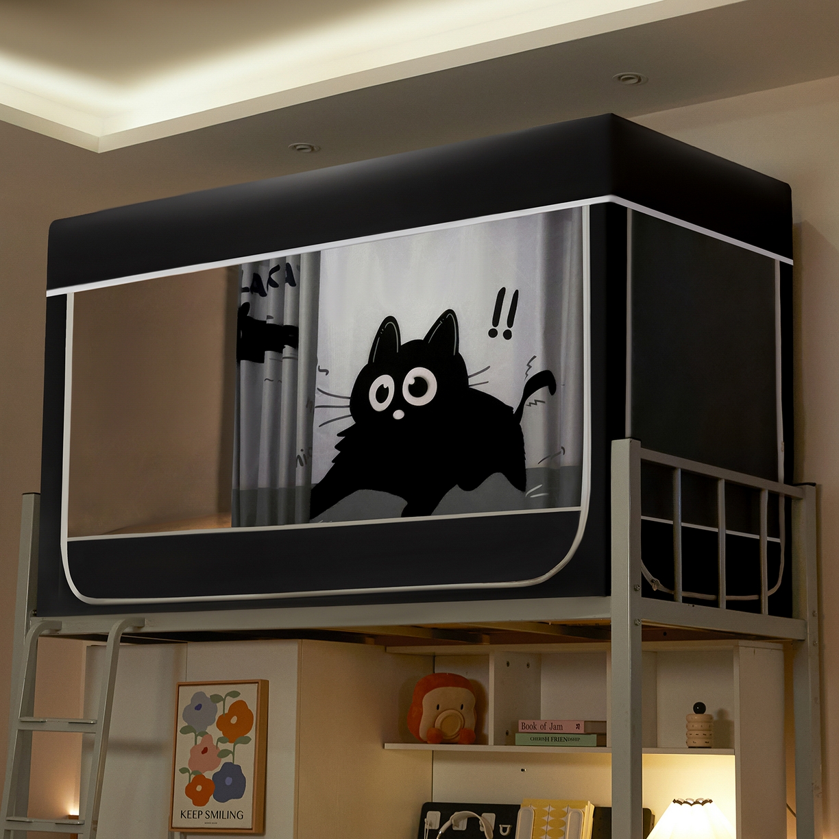 91家纺网 家纺一手货源 找家纺 博诺蚊帐 2025新款99%五面遮光加厚涂层遮光大版数码印花带靠墙帘卡通学生蚊帐 俏皮猫咪