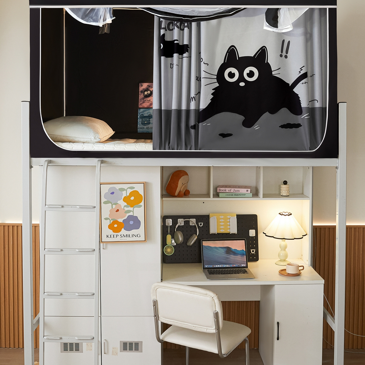 91家纺网 家纺一手货源 找家纺 博诺蚊帐 2025新款99%五面遮光加厚涂层遮光大版数码印花带靠墙帘卡通学生蚊帐 俏皮猫咪