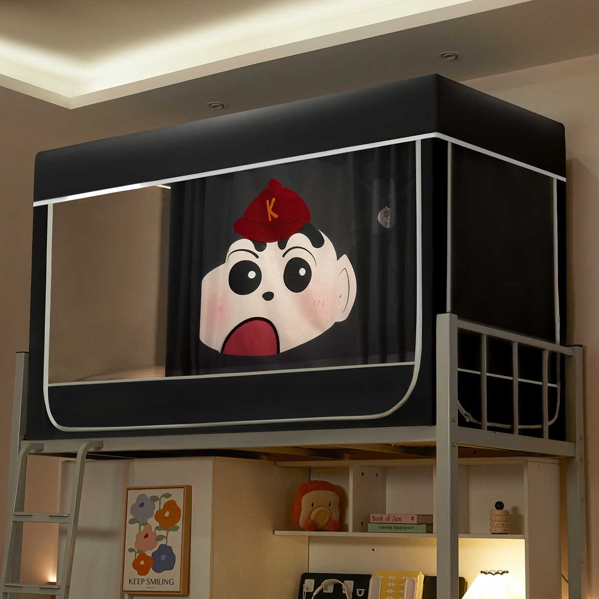 91家纺网 家纺一手货源 找家纺 博诺蚊帐 2025新款99%五面遮光加厚涂层遮光大版数码印花带靠墙帘卡通学生蚊帐 快乐小新