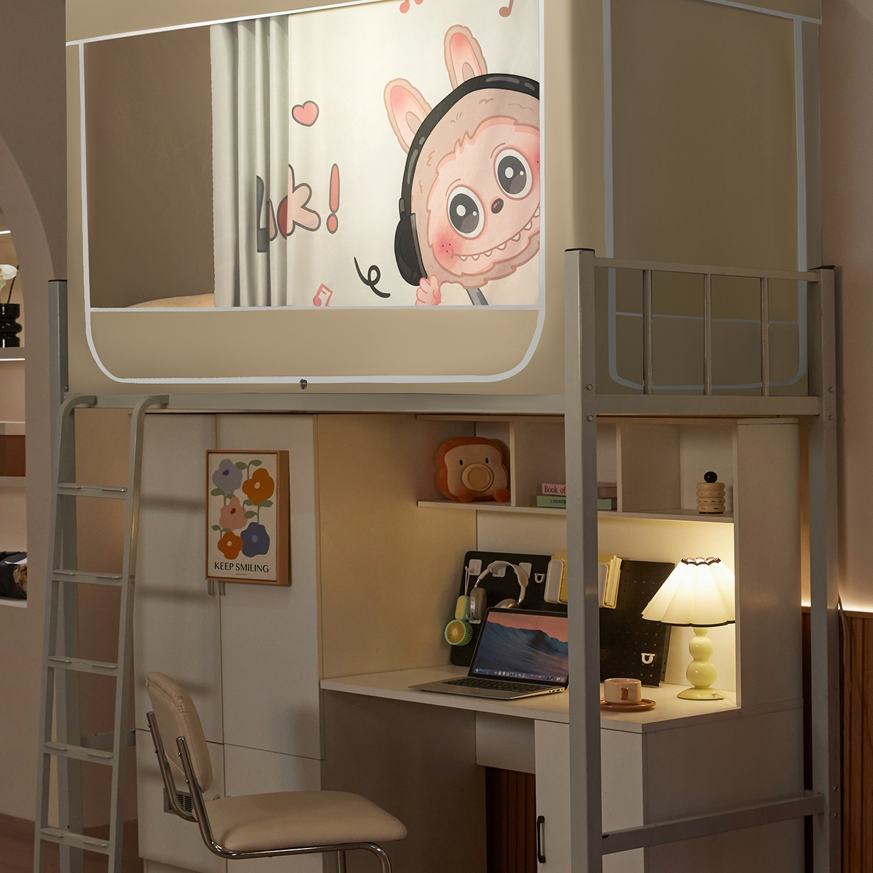 91家纺网 家纺一手货源 找家纺 博诺蚊帐 2025新款99%五面遮光加厚涂层遮光大版数码印花带靠墙帘卡通学生蚊帐 奶萌labubu