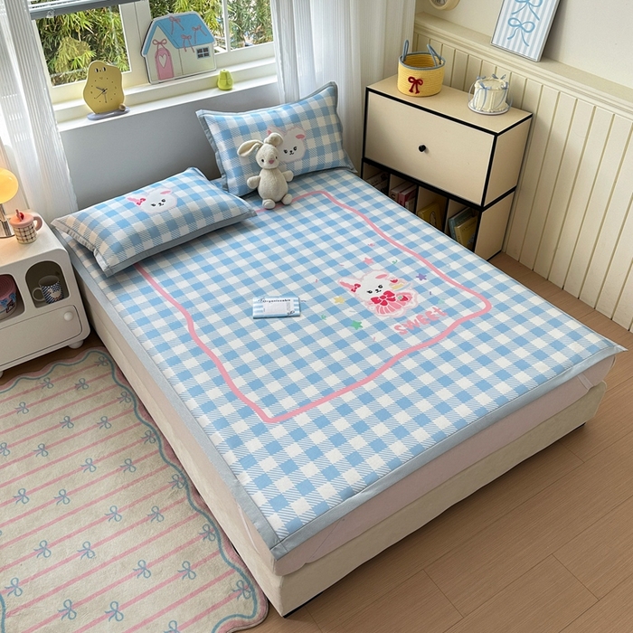 91家纺网 家纺一手货源 找家纺  （提供买家秀 爆款花型 不断货）2025新款A类碳光软冰丝凉席系列-床笠款 蓝格兔兔