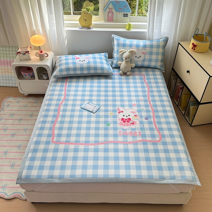 91家纺网 家纺一手货源 找家纺  （提供买家秀 爆款花型 不断货）2025新款A类碳光软冰丝凉席系列-床笠款 蓝格兔兔