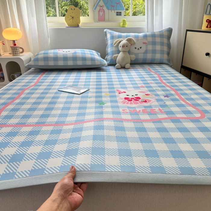 91家纺网 家纺一手货源 找家纺  （提供买家秀 爆款花型 不断货）2025新款A类碳光软冰丝凉席系列-床笠款 蓝格兔兔