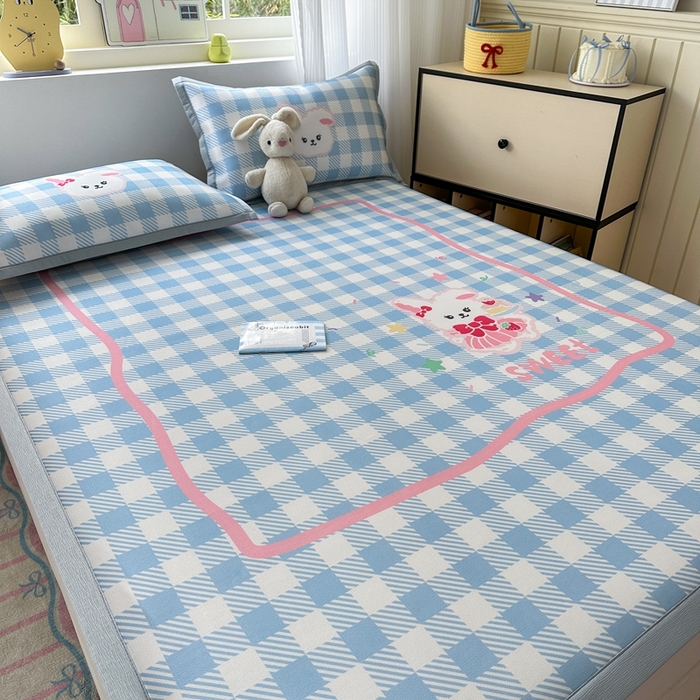 91家纺网 家纺一手货源 找家纺  （提供买家秀 爆款花型 不断货）2025新款A类碳光软冰丝凉席系列-床笠款 蓝格兔兔