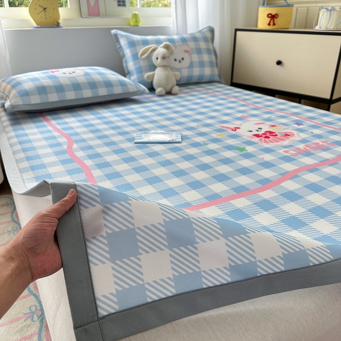 91家纺网 家纺一手货源 找家纺  （提供买家秀 爆款花型 不断货）2025新款A类碳光软冰丝凉席系列-床笠款 蓝格兔兔