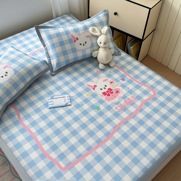 91家纺网 家纺一手货源 找家纺  （提供买家秀 爆款花型 不断货）2025新款A类碳光软冰丝凉席系列-床笠款 蓝格兔兔