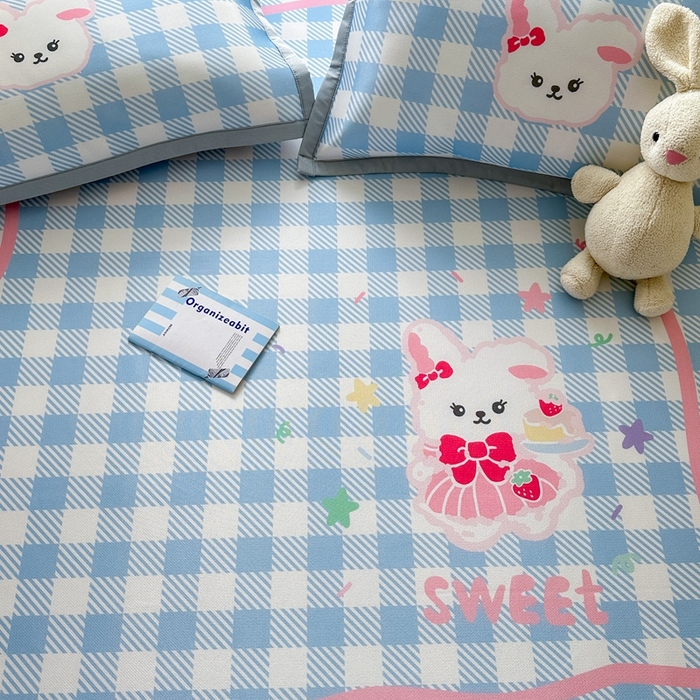 91家纺网 家纺一手货源 找家纺  （提供买家秀 爆款花型 不断货）2025新款A类碳光软冰丝凉席系列-床笠款 蓝格兔兔